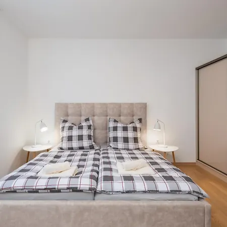 Maya Center Modern 2bd Apartment *